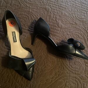 Size 6 Nine West black leather dress shoes with loopy-loop bow-type design.